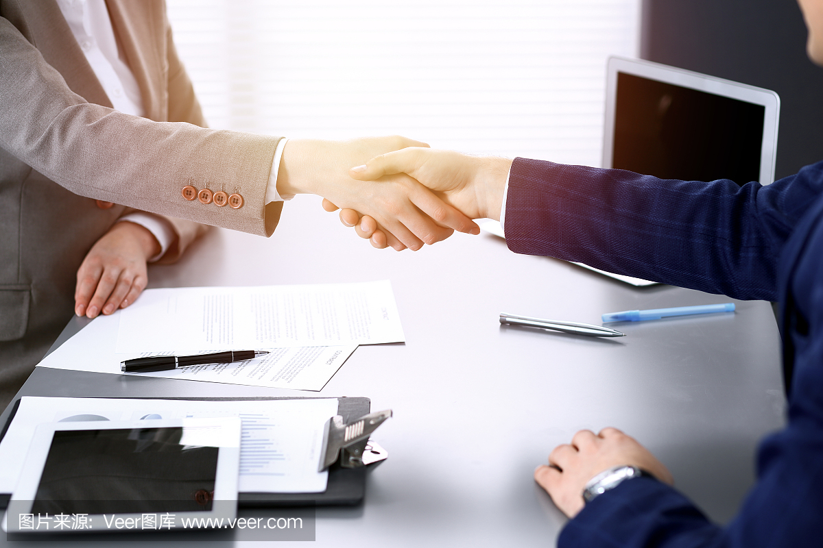 商務人士握手,結束會議。文件簽署,協(xié)議和律師咨詢概念。